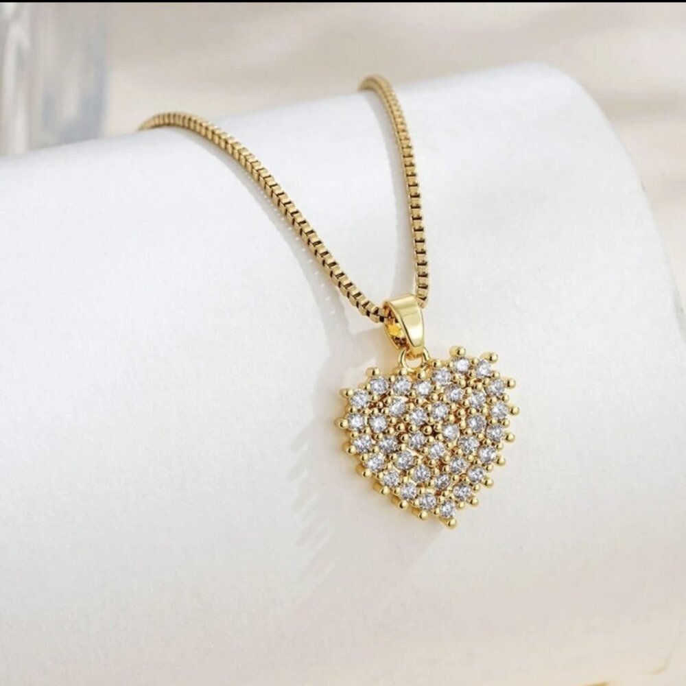 Casual Golden Stainless Steel Necklace For Women Heart Shaped Design Necklace